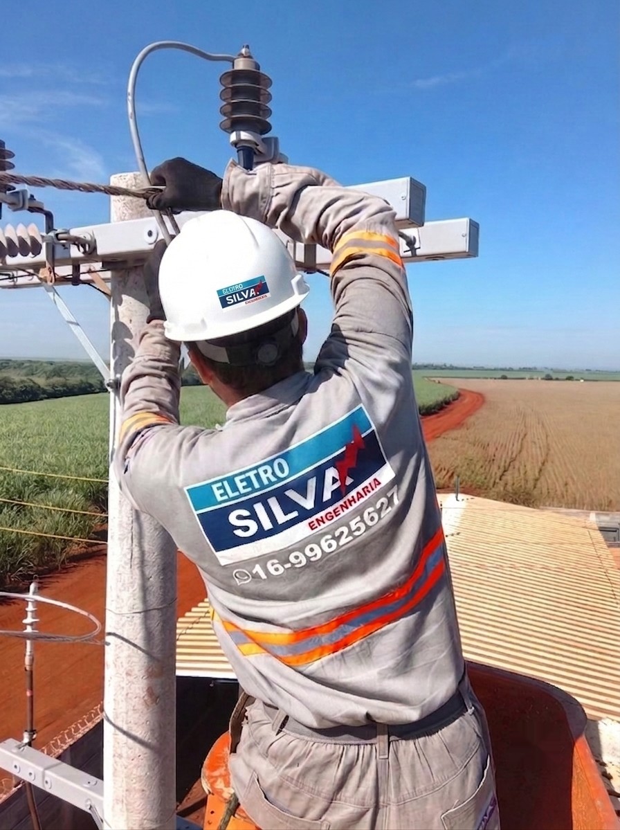 Eletricista da Eletro Silva Engenharia realizando manutenção em rede de média tensão